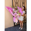 kytice hortenzií, růží a gladiol